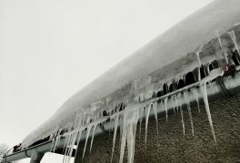 Nezapomínejte odstranit sníh ze střech