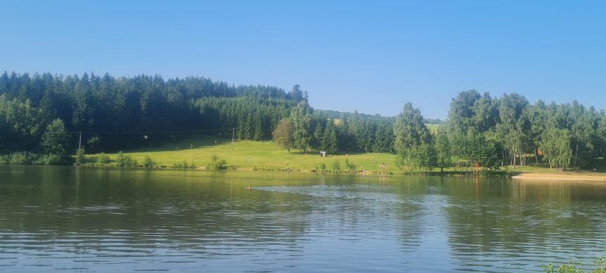 Dobré koupání na Koupališti i Sykovci. Proměnou prochází Zichův rybník