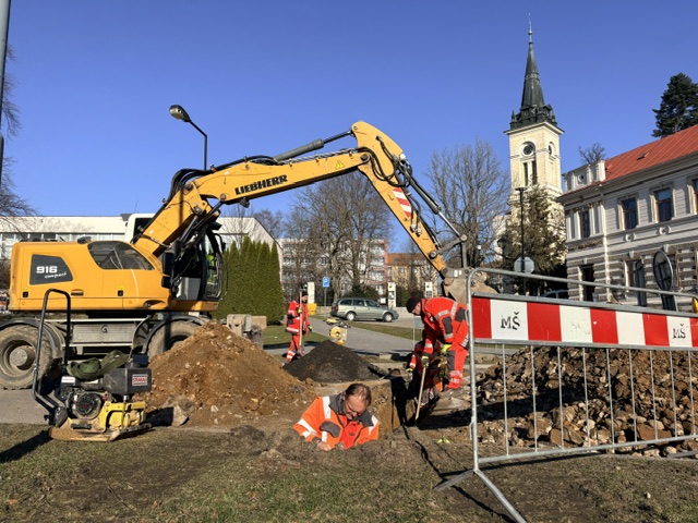 Na Komenského náměstí se staví kruhový objezd