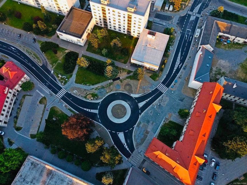 Na Komenského náměstí byl zprovozněn nový kruhový objezd