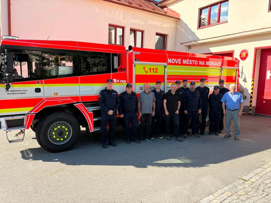Novoměstští hasiči mají novou cisternovou automobilovou stříkačku