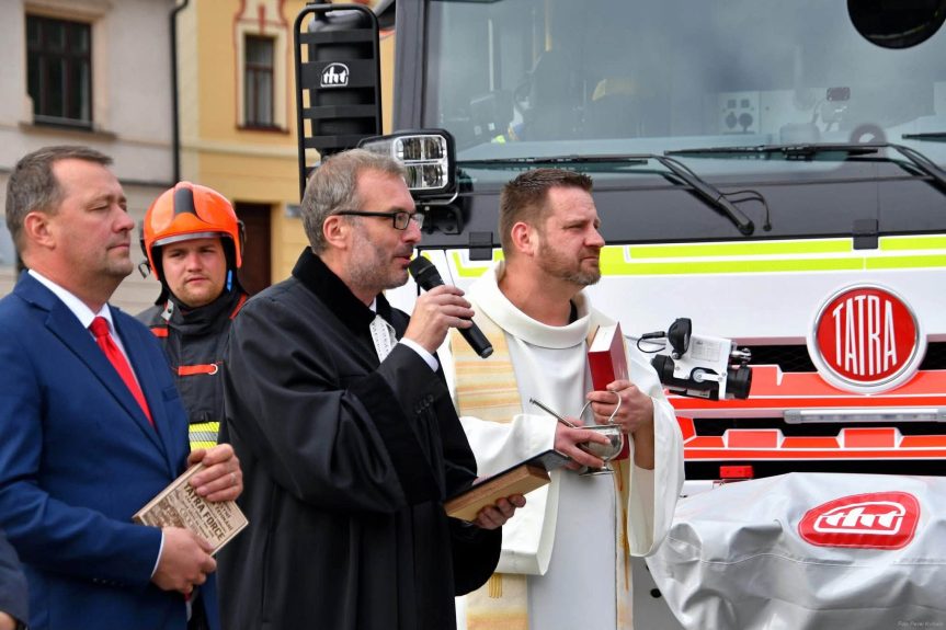 Novoměstští faráři požehnali hasičským cisternám